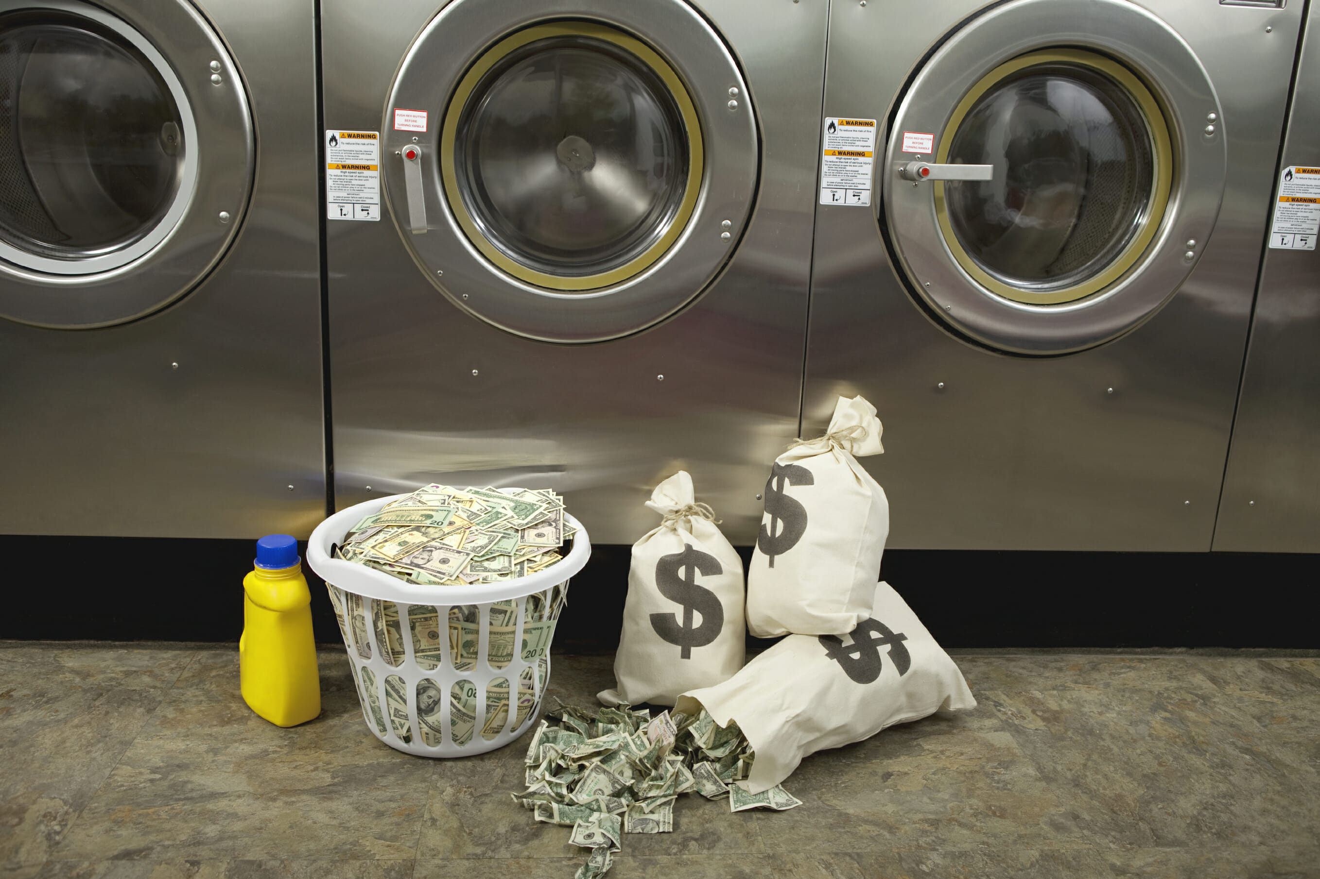 Банки отмывание денег. Деньги в стиральной машине. Стиралка с деньгами. Отмывание денег. Стирка денег.